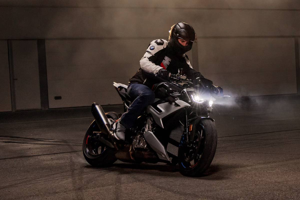 2026 BMW M 1000 R